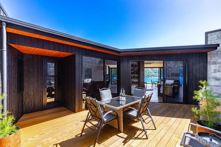 Photo of property in 324a Waikawa Road, Waikawa, Picton, 7220