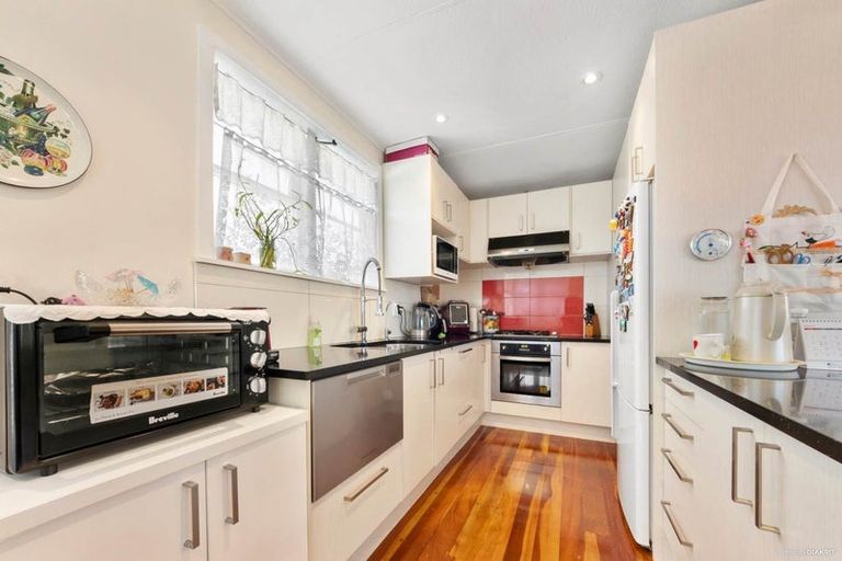 Photo of property in 15 Astley Avenue, New Lynn, Auckland, 0600