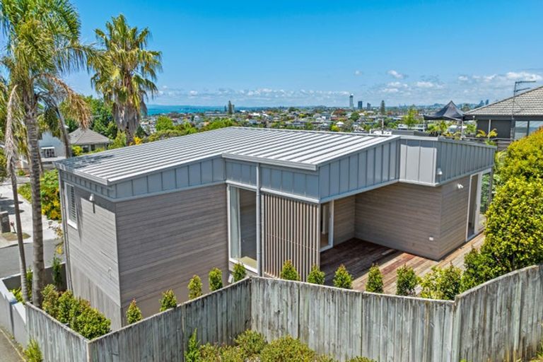 Photo of property in 1/37 Parr Terrace, Castor Bay, Auckland, 0620