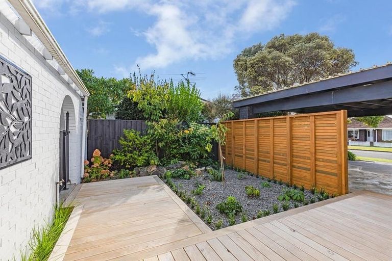 Photo of property in 31 Rewarewa Crescent, Waikanae, 5036