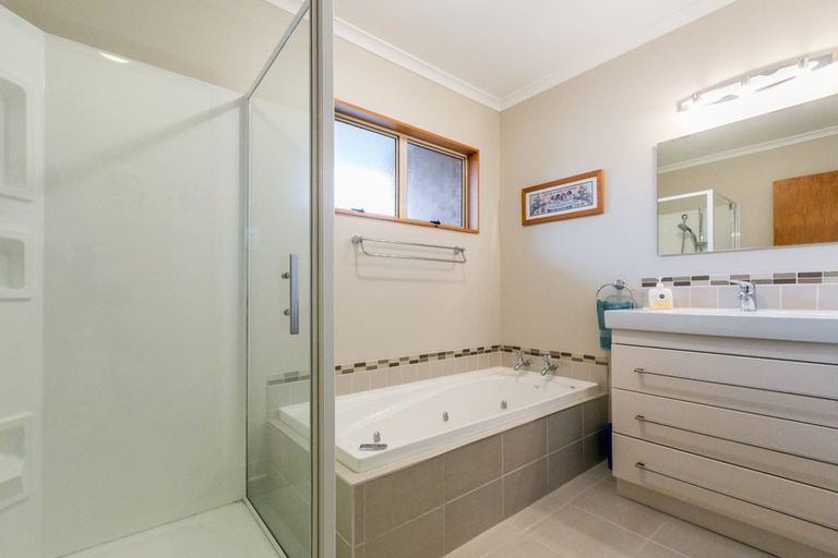 Photo of property in 18b Knightsbridge Place, Taradale, Napier, 4112