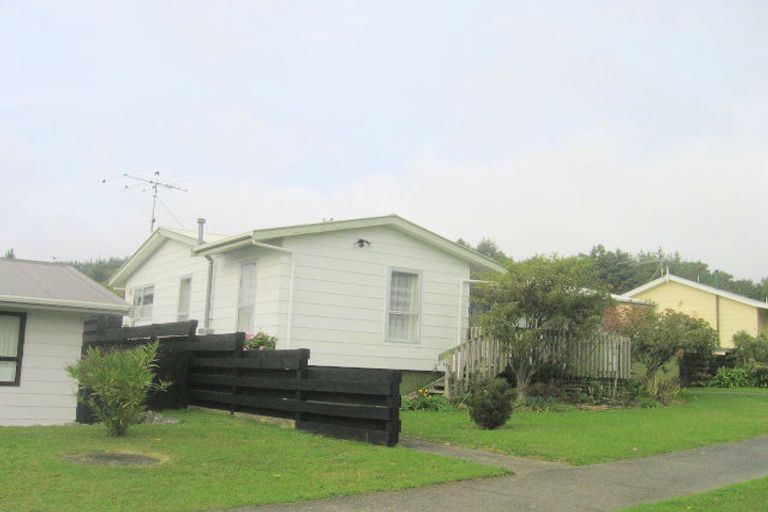 Photo of property in 100 Omapere Street, Whitby, Porirua, 5024