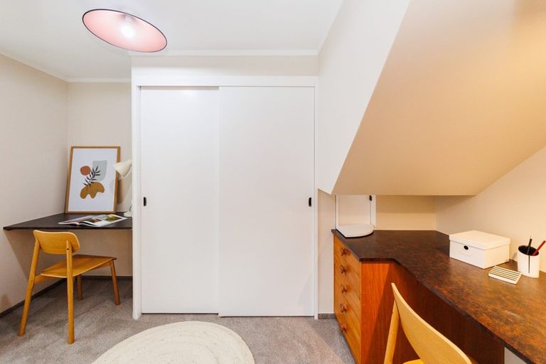 Photo of property in 25 Heathcote Place, Fitzherbert, Palmerston North, 4410