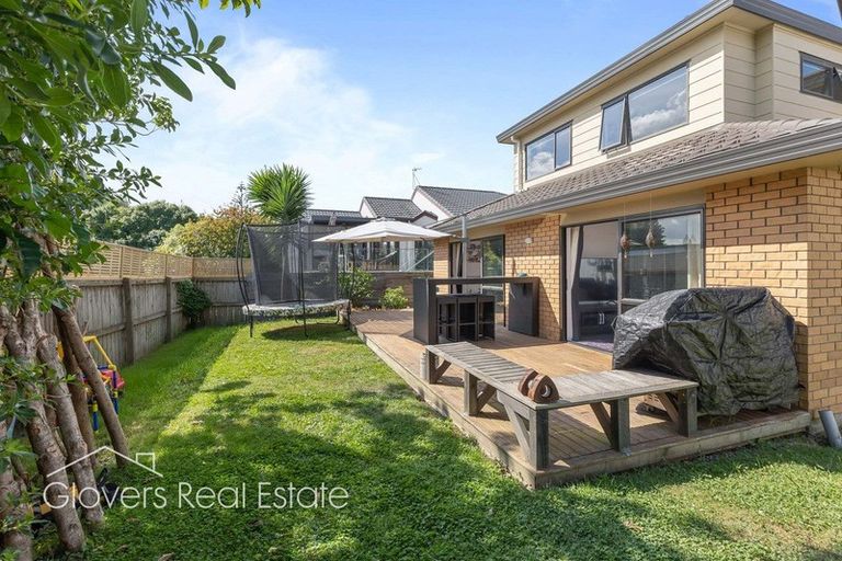 Photo of property in 18b Vardon Road, Green Bay, Auckland, 0604