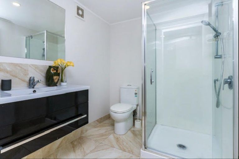 Photo of property in 1/24 Sandown Road, Rothesay Bay, Auckland, 0630