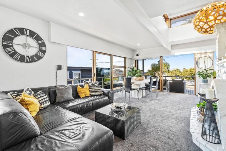 Photo of property in 1/2 Rothesay Bay Road, Rothesay Bay, Auckland, 0630