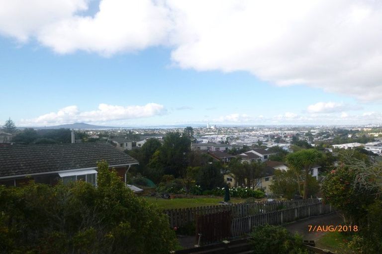 Photo of property in 53 Target Road, Totara Vale, Auckland, 0629