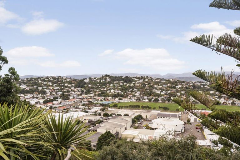 Photo of property in 26 Waiwera Crescent, Maupuia, Wellington, 6022