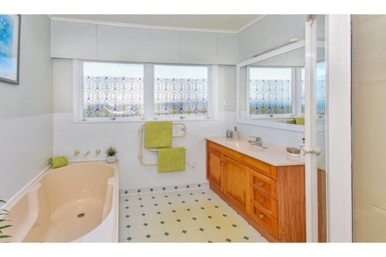 Photo of property in 1 Tanners Road, Mangere Bridge, Auckland, 2022