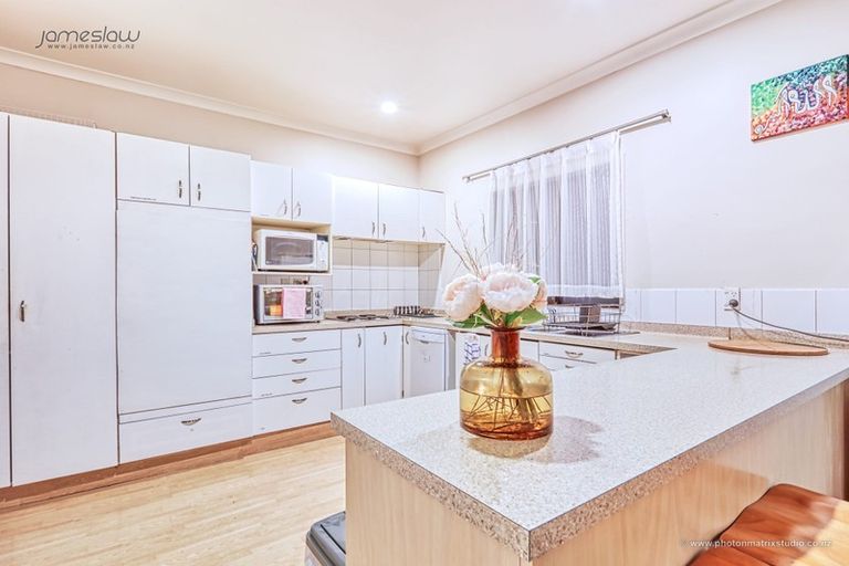 Photo of property in 12 Walmer Road, Point Chevalier, Auckland, 1022