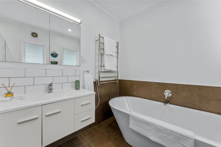 Photo of property in 21a Forrest Hill Road, Milford, Auckland, 0620