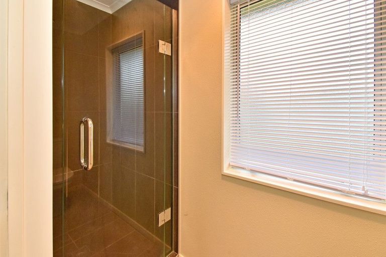 Photo of property in 32 Ewhurst Place, Goodwood Heights, Auckland, 2105