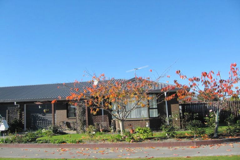 Photo of property in 2/2 Burnridge Place, Belfast, Christchurch, 8051