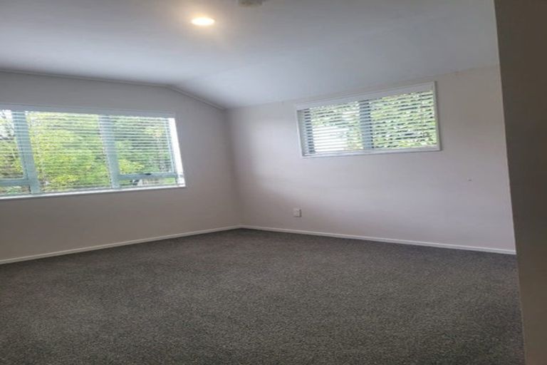 Photo of property in 1/19 Goldfinch Rise, Unsworth Heights, Auckland, 0632