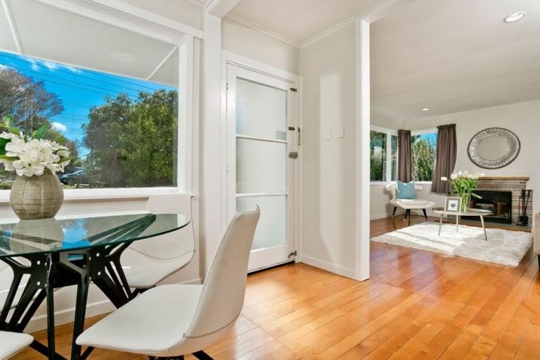 Photo of property in 1/962 East Coast Road, Northcross, Auckland, 0632