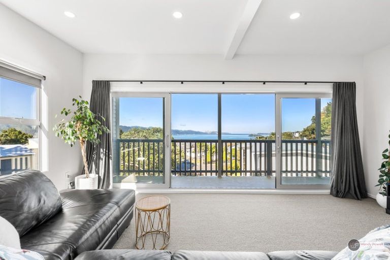 Photo of property in 73 Miromiro Road, Normandale, Lower Hutt, 5010