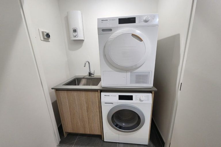 Photo of property in 2/64 Coronation Road, Hillcrest, Auckland, 0627