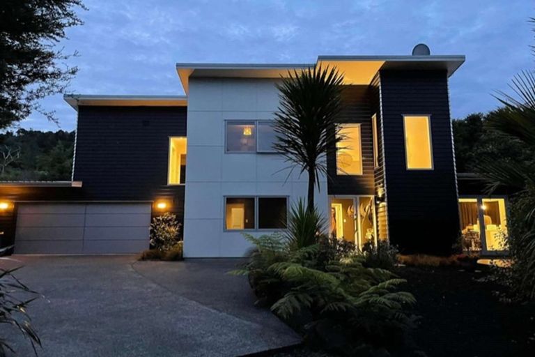 Photo of property in 1020b Scenic Drive North, Swanson, Auckland, 0816