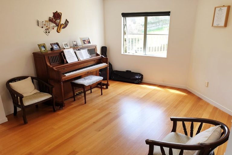 Photo of property in 15 Cayman Place, Unsworth Heights, Auckland, 0632