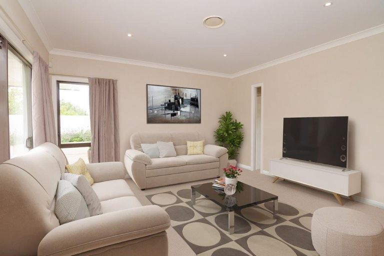 Photo of property in 6 Eagle Place, Martinborough, 5711