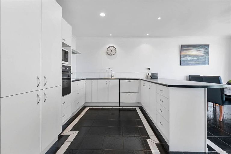 Photo of property in 30a Crispe Road, Clarks Beach, 2122