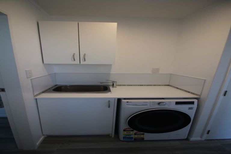 Photo of property in 14b Bayswater Place, Newlands, Wellington, 6037