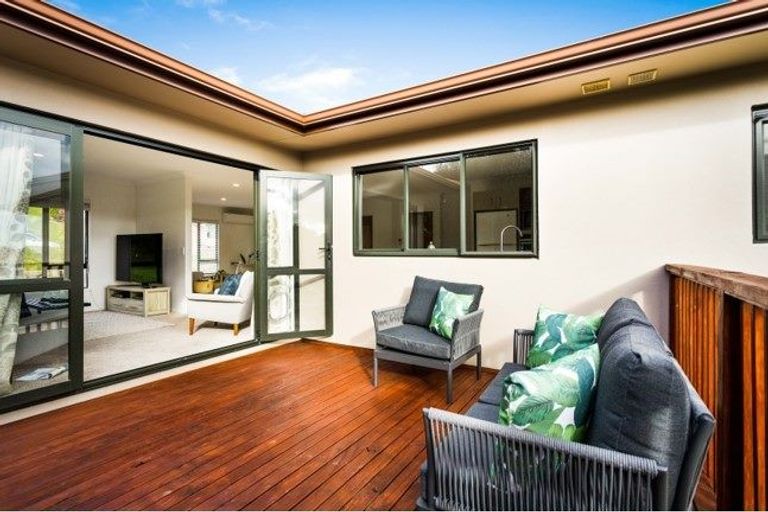 Photo of property in 40 Rising Parade, Fairview Heights, Auckland, 0632