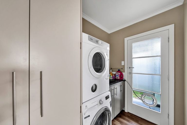 Photo of property in 13 Bone Crescent, Hawera, 4610