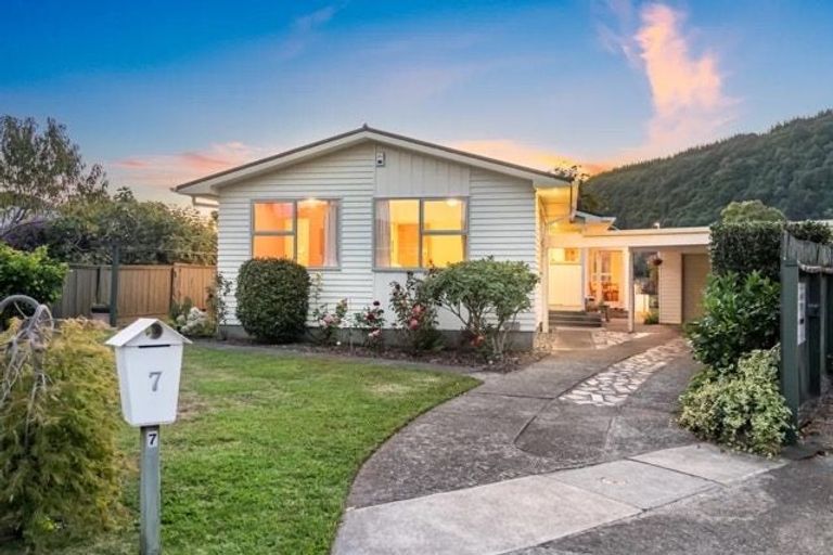 Photo of property in 7 Moehau Grove, Trentham, Upper Hutt, 5018