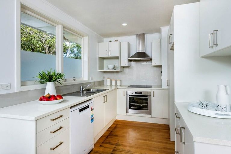 Photo of property in 1/4 Bond Crescent, Forrest Hill, Auckland, 0620