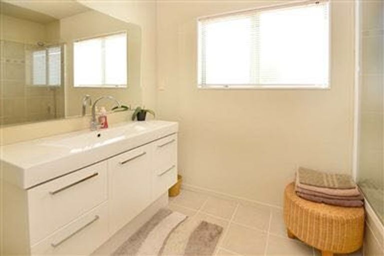 Photo of property in 2 Tyrico Close, Unsworth Heights, Auckland, 0632