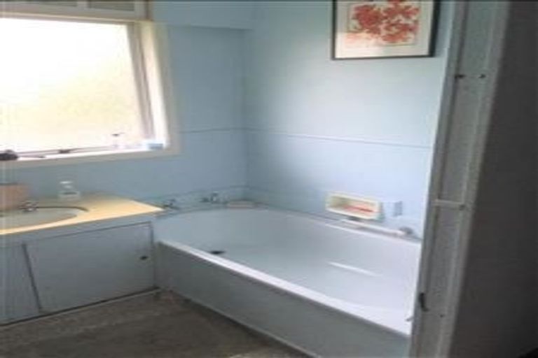 Photo of property in 1/2 Gregg Place, Sunnyvale, Auckland, 0612