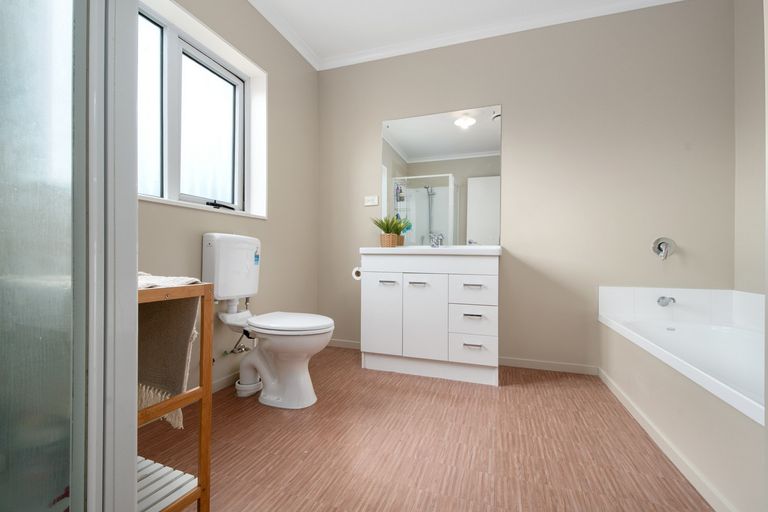 Photo of property in 16 Foundation Place, Glen Eden, Auckland, 0602