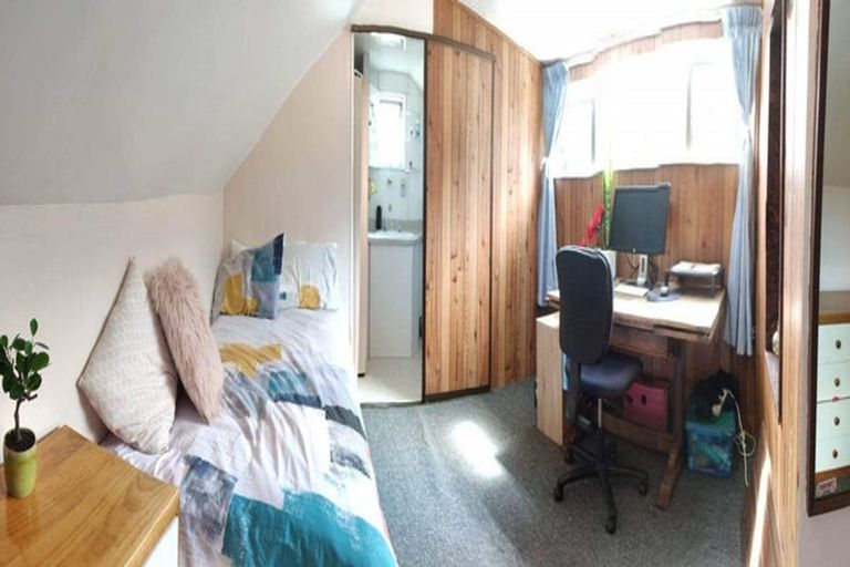 Photo of property in 104 Tauhinu Road, Miramar, Wellington, 6022