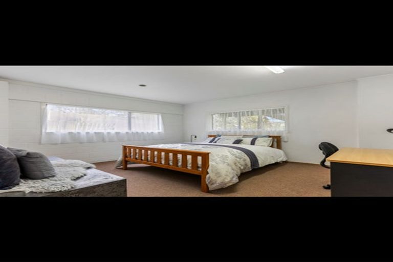 Photo of property in 4200 Great North Road, Glendene, Auckland, 0602