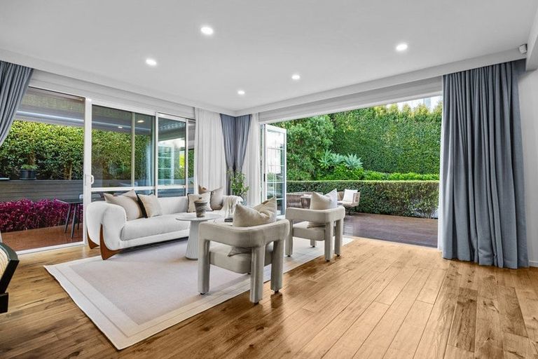 Photo of property in 4b Hilton Close, Fairview Heights, Auckland, 0632