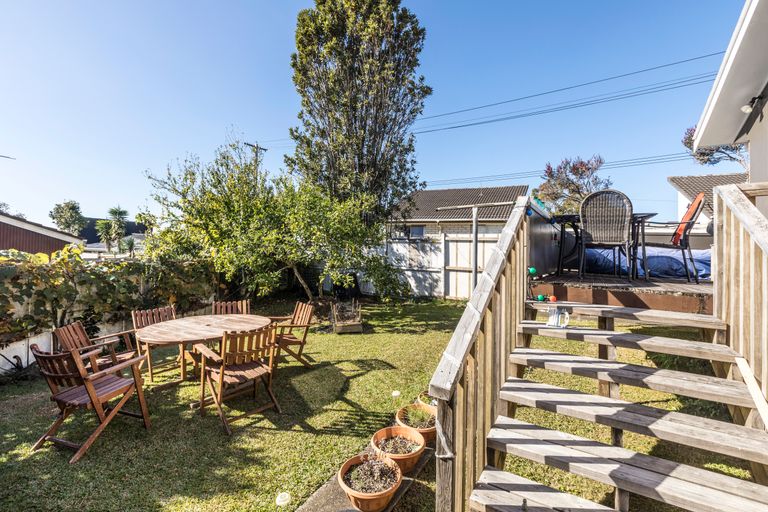 Photo of property in 2/309 Wairau Road, Totara Vale, Auckland, 0627