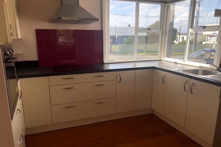 Photo of property in 33 Breakwater Road, Moturoa, New Plymouth, 4310
