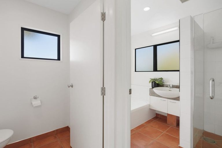 Photo of property in 33a Bronzewing Terrace, Unsworth Heights, Auckland, 0632