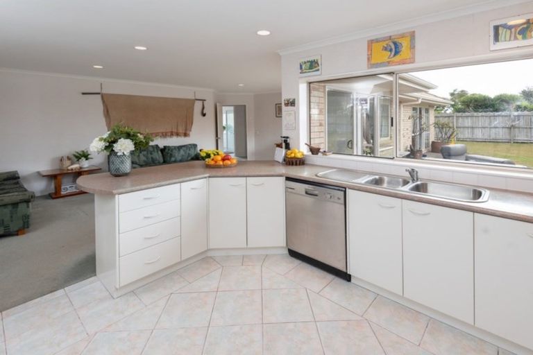 Photo of property in 22 Montecito Place, Golflands, Auckland, 2013