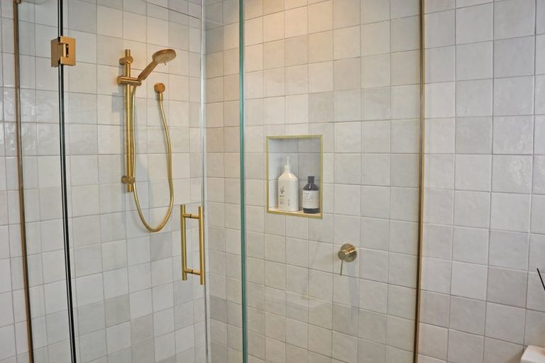 Photo of property in 52 Sandpiper Avenue, Point Wells, 0986