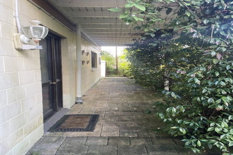 Photo of property in 8 Kirkdale Place, Northcross, Auckland, 0632
