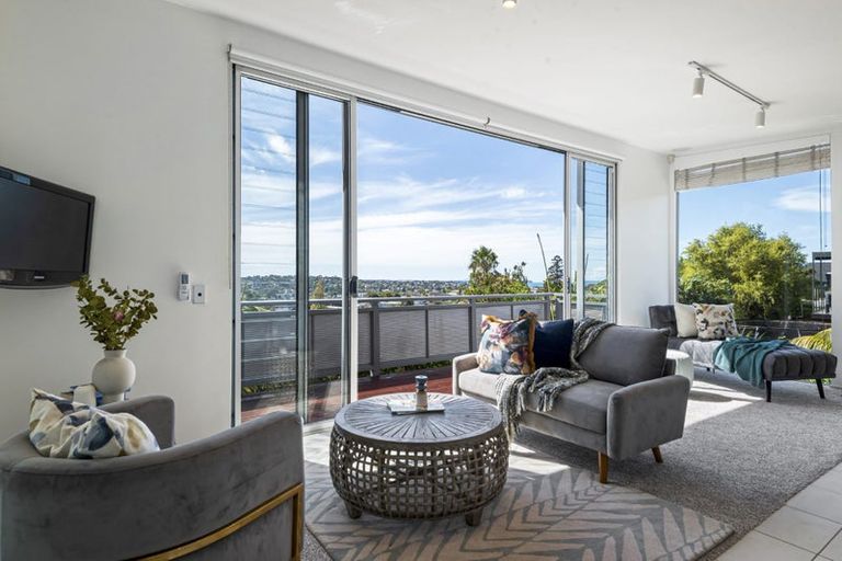 Photo of property in 1/598 Beach Road, Rothesay Bay, Auckland, 0630