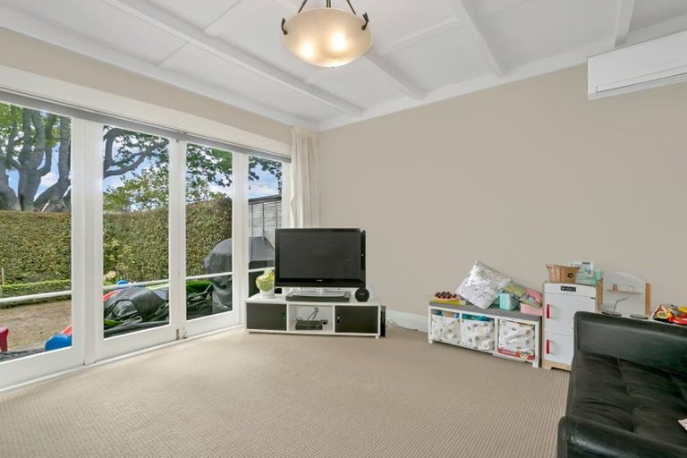 Photo of property in 23 Dignan Street, Point Chevalier, Auckland, 1022