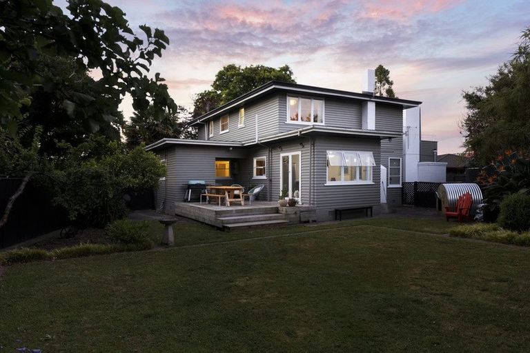 Photo of property in 546 Featherston Street, Roslyn, Palmerston North, 4414
