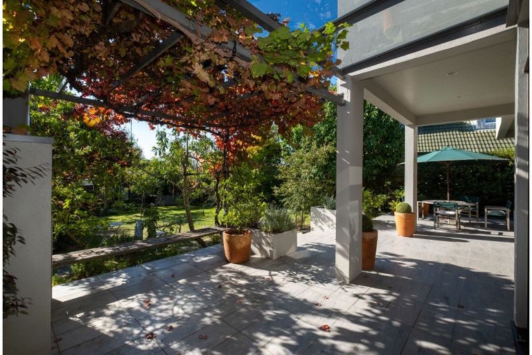 Photo of property in 1a Gillean Street, Havelock North, 4130