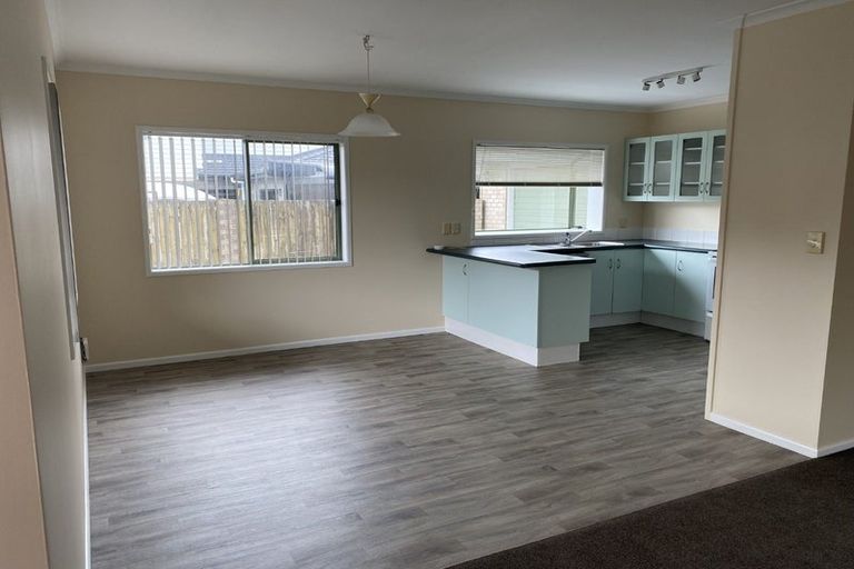Photo of property in 2/5 Campbell Place, Papakura, 2110