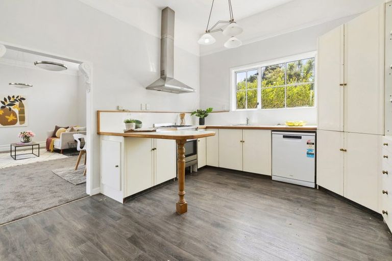 Photo of property in 154 Kelburn Parade, Kelburn, Wellington, 6012