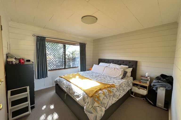 Photo of property in 2/11 Heather Place, Sunnynook, Auckland, 0620
