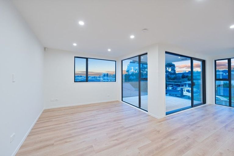 Photo of property in 64a Sungrove Rise, Sunnyvale, Auckland, 0612